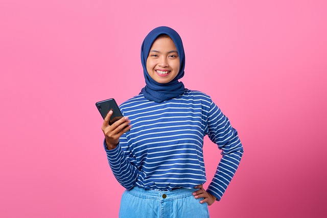 A young woman using her smartphone to register for the KulturPass program